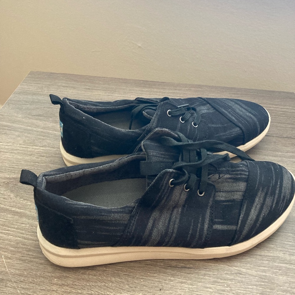 Tom’s navy tennis shoes 8.5 - Picture 3 of 5